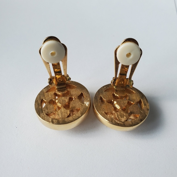 Vintage round faux pearl and gold tone clip on earrings - Picture 4 of 6